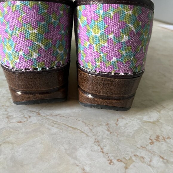 Dansko Clogs Sz 40 Vegan Floral Canvas Design with Brown Trim and Heel - Picture 6 of 14